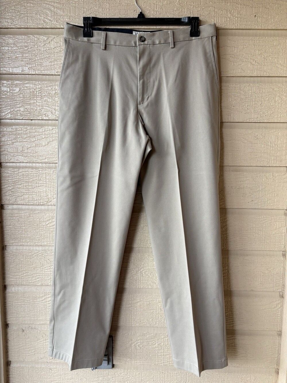 Dockers men Beige Relaxed Fit Chino Dress Pants size 34x32 (measures 34x31)